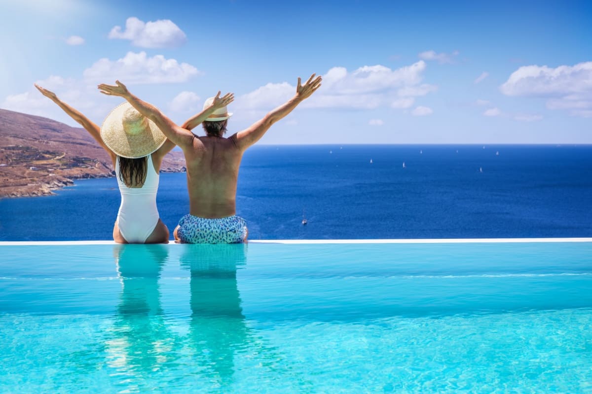 cuplu pe marginea unei piscine infinity